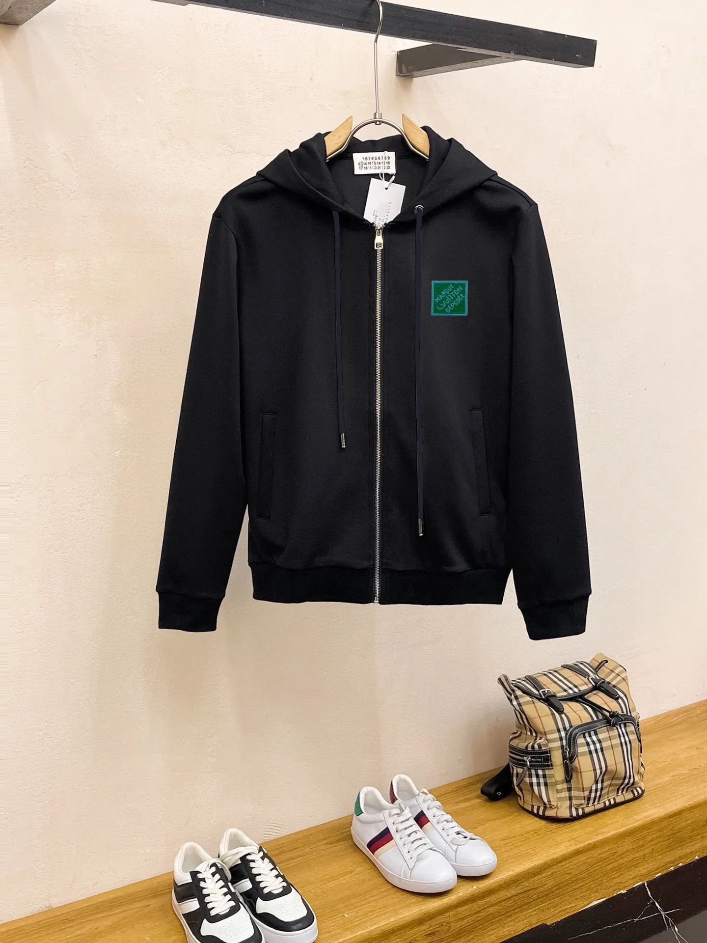🅿️420 [LV Louis Vuitton] (Fat Man Gospel) hot-selling suit is coming. Focus on the original version of the official website. 2025 new hot-selling cardigan sweater suit. The original order is the best. 🇭🇰The meticulous work of top designers is dedicated to a fitting and perfect upper body effect. All-natural high-quality Roman cotton 100%, close-fitting comfort, noble and elegant! Original hardware embodies elegance and nobility! Counter size: M-5XL (maximum wear up to 220 pounds)